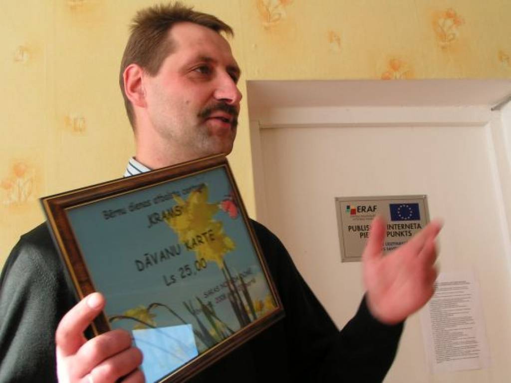 Sakas novada domes priekšsēdētājs Uldis Kristapsons "Kramam" dāvināja Dāvanu karti par 25 latiem 
Autors: Uldis  Dobelis