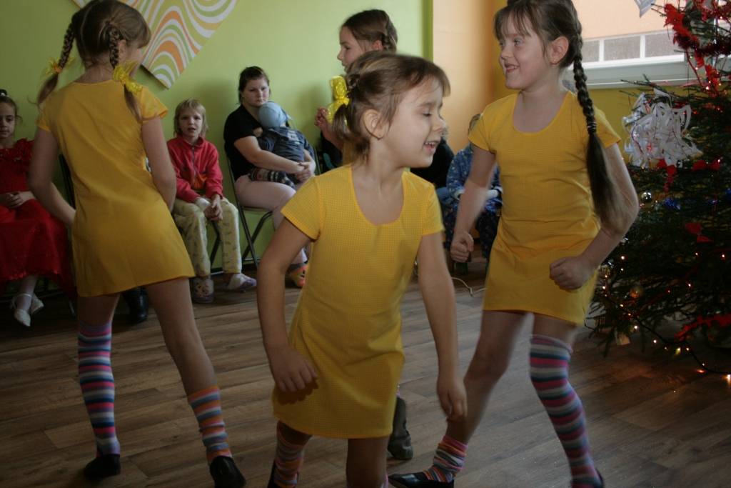 Šodien Ziemassvētku pasākumā priecājās Liepājas reģionālās slimnīcas Bērnu nodaļas pacienti un darbinieki. Mazos slimniekus priecēja deju grupas “Mazā pantera” dejotājas, pirmsskolas izglītības iestādes “Rūķītis” ansamblītis Ināras...
Autors: Uldis Dobelis