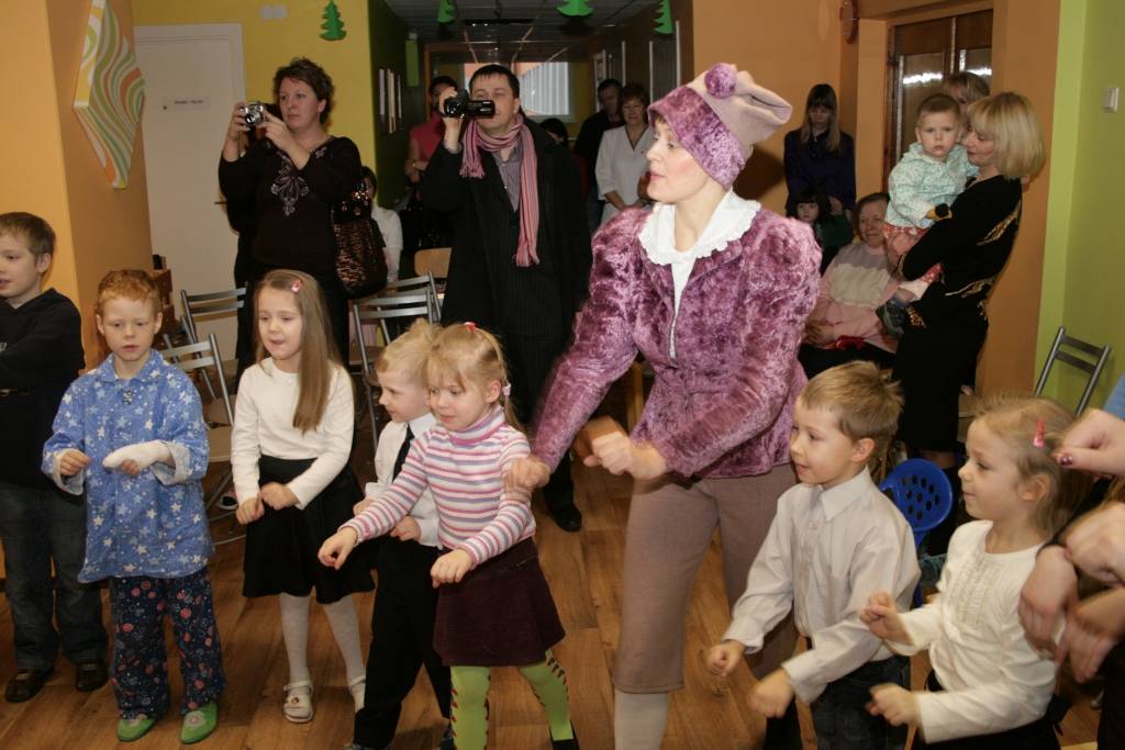 Šodien Ziemassvētku pasākumā priecājās Liepājas reģionālās slimnīcas Bērnu nodaļas pacienti un darbinieki. Mazos slimniekus priecēja deju grupas “Mazā pantera” dejotājas, pirmsskolas izglītības iestādes “Rūķītis” ansamblītis Ināras...
Autors: Uldis Dobelis
