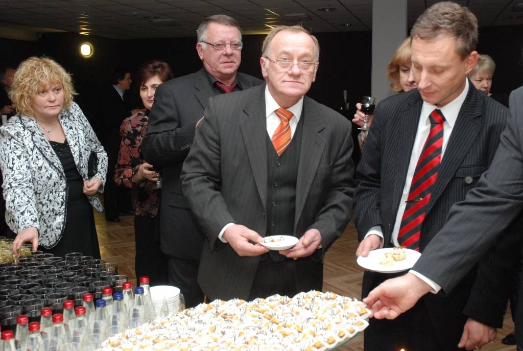 Liepājas pilsētas mērs Uldis Sesks šodien, 18. decembrī, Liepājas Olimpiskajā centrā uz tradicionālo gada noslēguma pasākumu aicināja pilsētas rosīgāko sabiedrības daļu. Pasākuma pirmajā daļā tika apskatītas Liepājas šā gada veiksmes un...
Autors: Uldis Dobelis