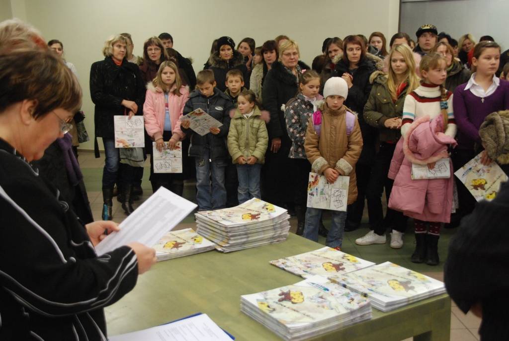 Pirmo reizi turot kalendāru rokās, jaunie mākslinieki ar interesi meklēja, kurā lapā publicēts viņu darbs. Liepājā tirdzniecības namā “Kurzeme” otrdien tikās tie Liepājas rajona skolēni, kuru radošie darbi iekļauti 2009. gada kalendārā....
Autors: Iluta Dreimane