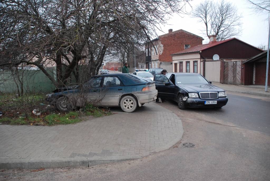 16. decembrī pirms pulksten 11 automašīnas "Mazda" vadītājs, braucot pa Vidusceļa ielu nav spējis nobremzēt, un iebuktējot automašīnas "Mercedes", kas brauca pa Pļavu ielu, priekšdaļu, ietriecās kokos pie krustojuma.
Autors: Jānis Goldbergs
