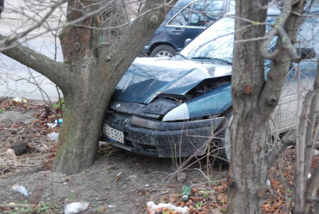 16. decembrī pirms pulksten 11 automašīnas "Mazda" vadītājs, braucot pa Vidusceļa ielu nav spējis nobremzēt, un iebuktējot automašīnas "Mercedes", kas brauca pa Pļavu ielu, priekšdaļu, ietriecās kokos pie krustojuma.
Autors: Jānis Goldbergs
