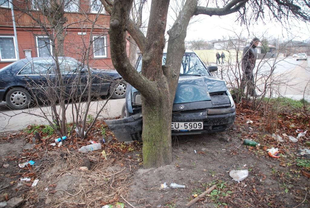 16. decembrī pirms pulksten 11 automašīnas "Mazda" vadītājs, braucot pa Vidusceļa ielu nav spējis nobremzēt, un iebuktējot automašīnas "Mercedes", kas brauca pa Pļavu ielu, priekšdaļu, ietriecās kokos pie krustojuma.
Autors: Jānis Goldbergs