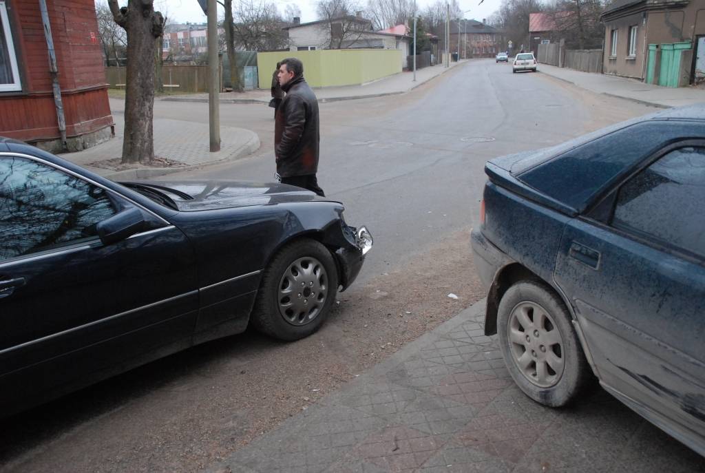 16. decembrī pirms pulksten 11 automašīnas "Mazda" vadītājs, braucot pa Vidusceļa ielu nav spējis nobremzēt, un iebuktējot automašīnas "Mercedes", kas brauca pa Pļavu ielu, priekšdaļu, ietriecās kokos pie krustojuma.
Autors: Jānis Goldbergs