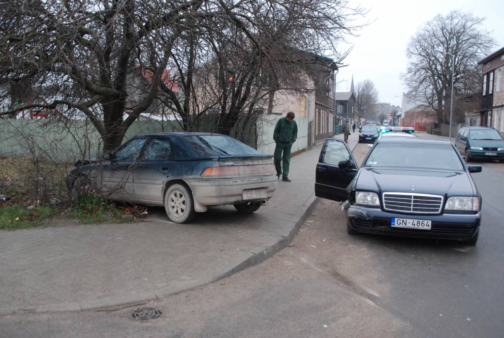 16. decembrī pirms pulksten 11 automašīnas "Mazda" vadītājs, braucot pa Vidusceļa ielu nav spējis nobremzēt, un iebuktējot automašīnas "Mercedes", kas brauca pa Pļavu ielu, priekšdaļu, ietriecās kokos pie krustojuma.
Autors: Jānis Goldbergs