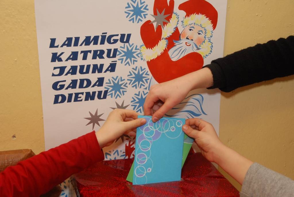 Vēl tikai viena diena Otaņķu pagasta Rudes pamatskolas audzēkņus šķir no Ziemassvētku vecīša, saldumu paciņas, liecības un brīvlaika.  “Ziemassvētku vecītis ir! Viņu rādīja televīzijā, TV3 ziņās. Tikai es neticu, ka viņš atlido pa gaisu ar...
Autors: Anita Kantāne