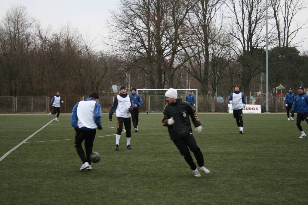 Šodien, 15. decembrī, Liepājā, stadiona "Daugava" rezerves laukumā, uz pirmo treniņu pēc atvaļinājuma ieradās komandas "Liepājas metalurgs" futbolisti. Viņi iesildījās un pēc tam sadalījās divās komandās un izspēlēja maču. Treniņš notika...
Autors: Uldis Dobelis