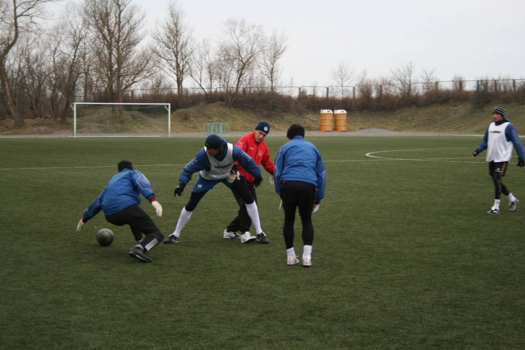 Šodien, 15. decembrī, Liepājā, stadiona "Daugava" rezerves laukumā, uz pirmo treniņu pēc atvaļinājuma ieradās komandas "Liepājas metalurgs" futbolisti. Viņi iesildījās un pēc tam sadalījās divās komandās un izspēlēja maču. Treniņš notika...
Autors: Uldis Dobelis