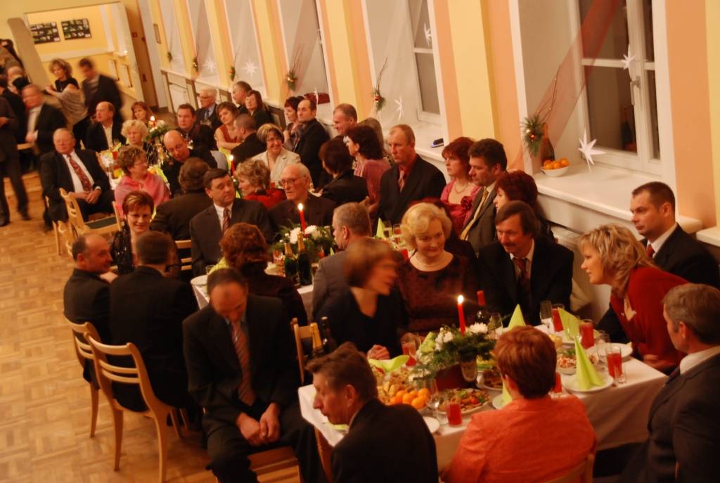 Kazdangas Kultūras, izglītības un tūrisma informācijas centra zālē uz Ziemassvētku balli piektdienas vakarā pulcējās Liepājas rajona padomes darbinieki un visu pagastu pašvaldību deputāti. Svētku noskaņā ik pa brīdim skanēja vārds:...