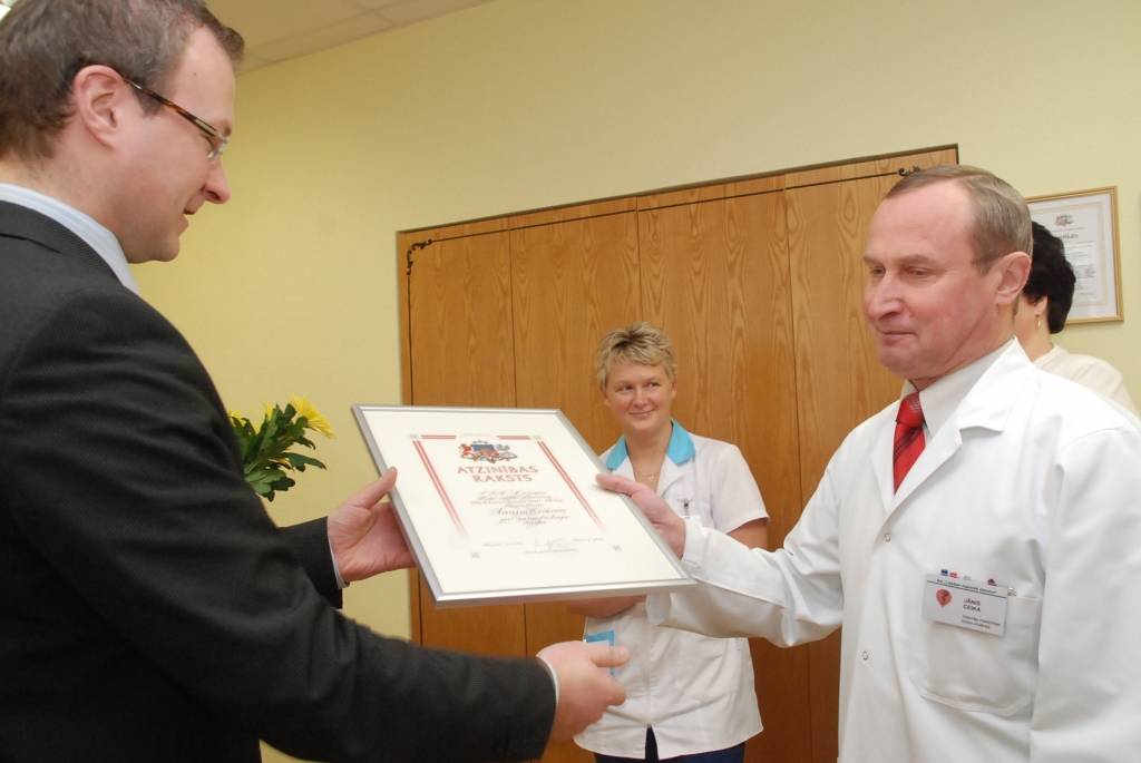Šorīt Liepājas reģionālajā slimnīcā Veselības ministrijas Atzinības rakstus par pašaizliedzīgu darbu pasniedza Internās medicīnas bloka virsārstam Jānim Ceikam, Ķirurģijas bloka un neatliekamās medicīniskās palīdzības dienesta virsmāsai...
Autors: Ilze Vainovska
