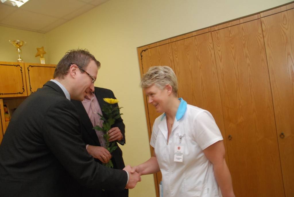 Šorīt Liepājas reģionālajā slimnīcā Veselības ministrijas Atzinības rakstus par pašaizliedzīgu darbu pasniedza Internās medicīnas bloka virsārstam Jānim Ceikam, Ķirurģijas bloka un neatliekamās medicīniskās palīdzības dienesta virsmāsai...
Autors: Ilze Vainovska