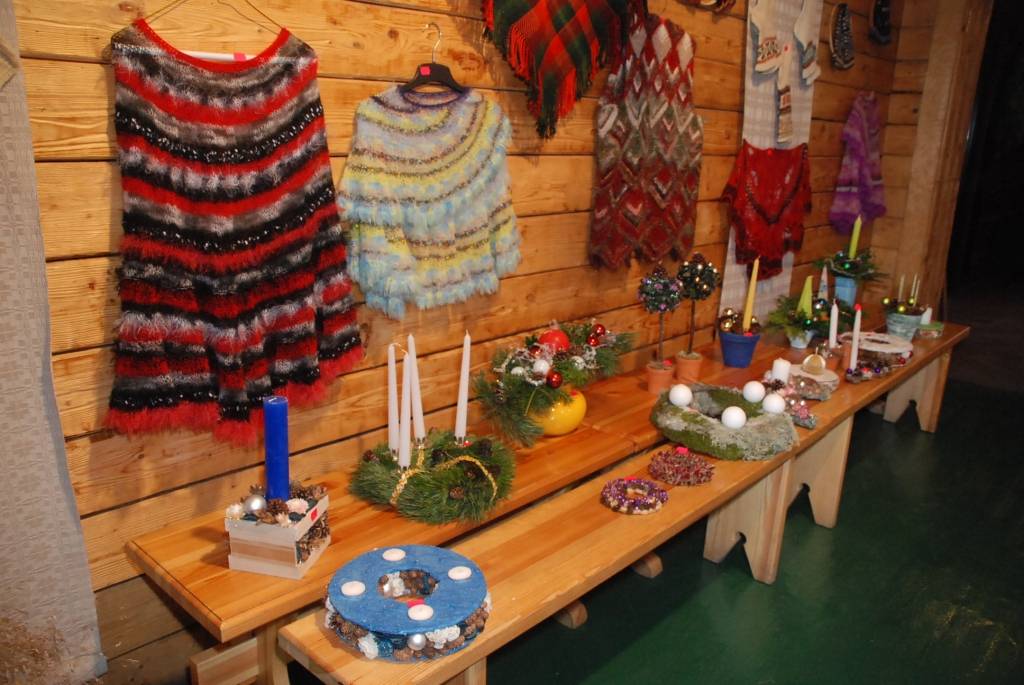 Ceturtdien pulksten 16 folkloras centrā “Namīns” radošā grupa “Efeja” atklāja dažādu darbu un ideju izstādi, pastāsta “Efejas” dalībniece Ineta Zaķe. “Kāds galda klājums, dāvanas iesaiņošanas veids, rotas, dekori. Piedāvājam, ko protam,”...
Autors: Ilze Vainovska