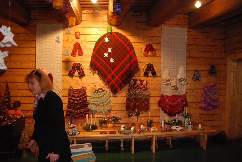 Ceturtdien pulksten 16 folkloras centrā “Namīns” radošā grupa “Efeja” atklāja dažādu darbu un ideju izstādi, pastāsta “Efejas” dalībniece Ineta Zaķe. “Kāds galda klājums, dāvanas iesaiņošanas veids, rotas, dekori. Piedāvājam, ko protam,”...
Autors: Ilze Vainovska