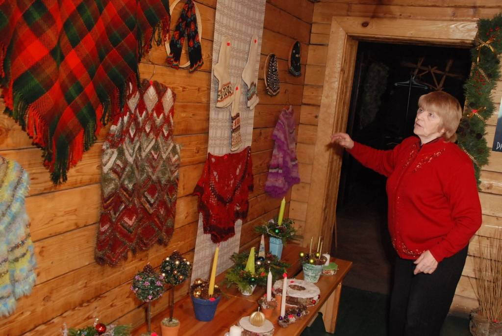 Ceturtdien pulksten 16 folkloras centrā “Namīns” radošā grupa “Efeja” atklāja dažādu darbu un ideju izstādi, pastāsta “Efejas” dalībniece Ineta Zaķe. “Kāds galda klājums, dāvanas iesaiņošanas veids, rotas, dekori. Piedāvājam, ko protam,”...
Autors: Ilze Vainovska