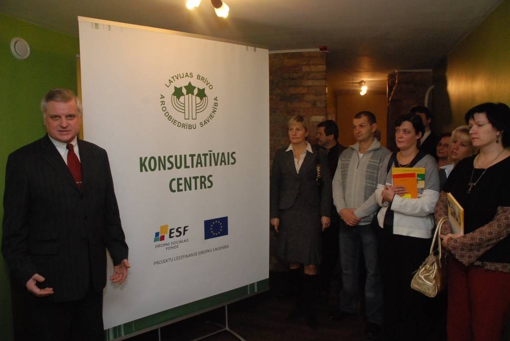 Bezmaksas juridiskās konsultācijas par darba tiesiskajām attiecībām, darba aizsardzību un strīdu risināšanu tagad būs pieejamas ne vien arodbiedrības biedriem. Pirmdienās un ceturtdienās konsultācijas Celtnieku ielā 19 tiks sniegtas no...
Autors: Ilze Vainovska
