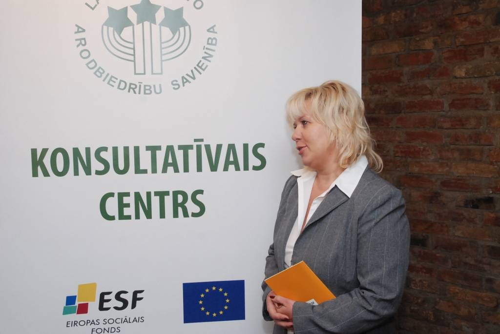 Bezmaksas juridiskās konsultācijas par darba tiesiskajām attiecībām, darba aizsardzību un strīdu risināšanu tagad būs pieejamas ne vien arodbiedrības biedriem. Pirmdienās un ceturtdienās konsultācijas Celtnieku ielā 19 tiks sniegtas no...
Autors: Ilze Vainovska
