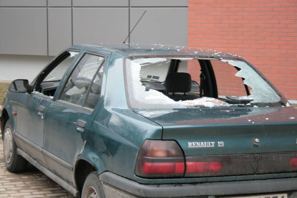 30. janvāra naktī pamatīgi sadauzītas divas automašīnas Graudu ielā (skat. attēlos). Pēc pusnakts policija saņēmusi ziņojumu, ka Smilšu ielā automašīnai "VW Golf" uzlauzts bagāžas nodalījums un sabojāta vadītāja puses priekšējo durvju...
Autors: Jānis Goldbergs