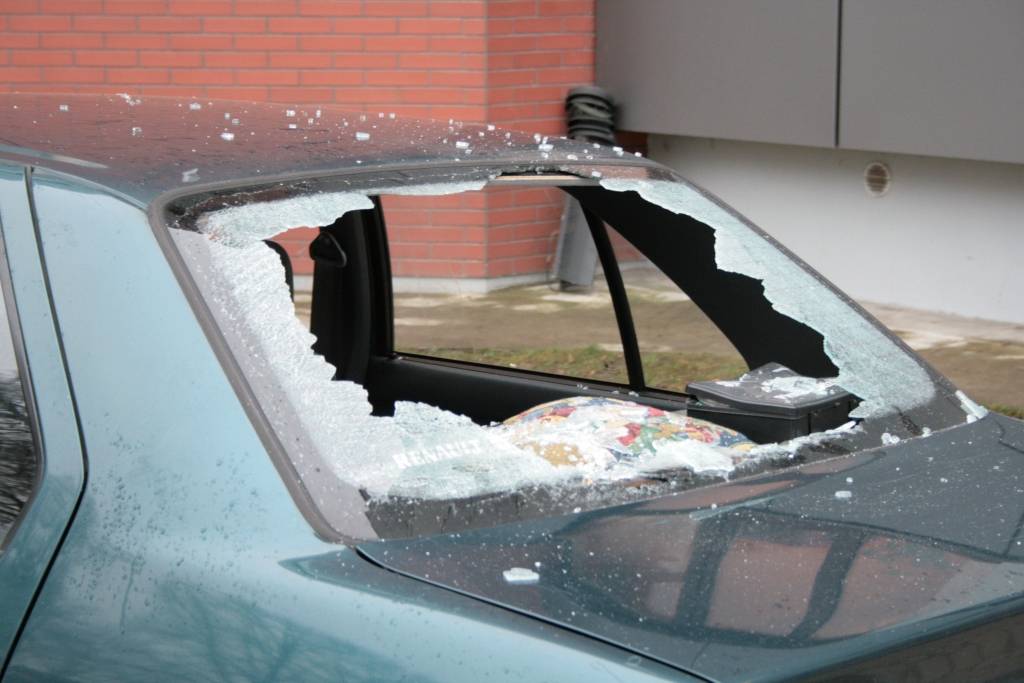 30. janvāra naktī pamatīgi sadauzītas divas automašīnas Graudu ielā (skat. attēlos). Pēc pusnakts policija saņēmusi ziņojumu, ka Smilšu ielā automašīnai "VW Golf" uzlauzts bagāžas nodalījums un sabojāta vadītāja puses priekšējo durvju...
Autors: Jānis Goldbergs