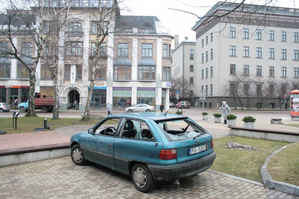 30. janvāra naktī pamatīgi sadauzītas divas automašīnas Graudu ielā (skat. attēlos). Pēc pusnakts policija saņēmusi ziņojumu, ka Smilšu ielā automašīnai "VW Golf" uzlauzts bagāžas nodalījums un sabojāta vadītāja puses priekšējo durvju...
Autors: Jānis Goldbergs