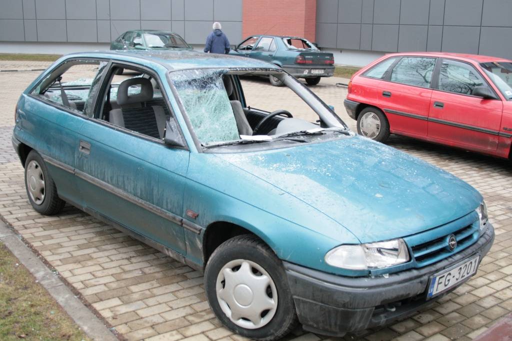 30. janvāra naktī pamatīgi sadauzītas divas automašīnas Graudu ielā (skat. attēlos). Pēc pusnakts policija saņēmusi ziņojumu, ka Smilšu ielā automašīnai "VW Golf" uzlauzts bagāžas nodalījums un sabojāta vadītāja puses priekšējo durvju...
Autors: Jānis Goldbergs