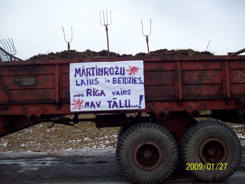 Jau rakstījām, ka vakar visā Latvijā tostarp Liepājas rajonā zemnieki rīkoja protesta akcijas par pašreizējo valdības politiku. Dažas liecības no protesta akcijas varat skatīt caur Agritas Šēnbergas fotoobjektīvu. 
Autors: Jānis Goldbergs