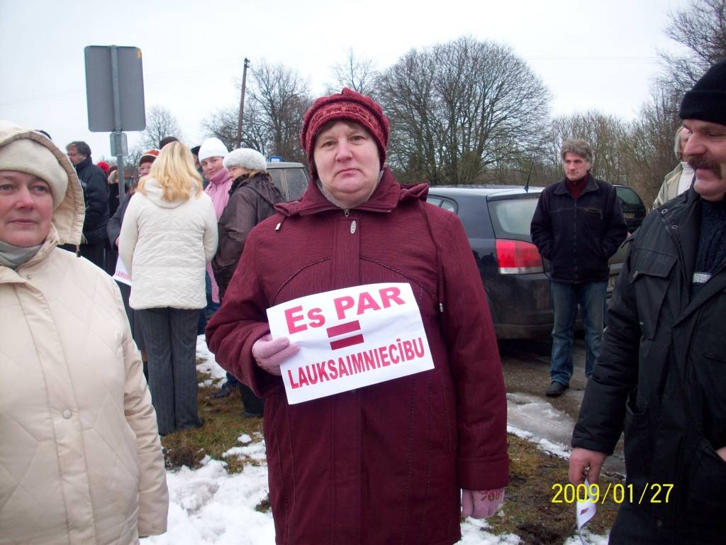 Jau rakstījām, ka vakar visā Latvijā tostarp Liepājas rajonā zemnieki rīkoja protesta akcijas par pašreizējo valdības politiku. Dažas liecības no protesta akcijas varat skatīt caur Agritas Šēnbergas fotoobjektīvu. 
Autors: Jānis Goldbergs
