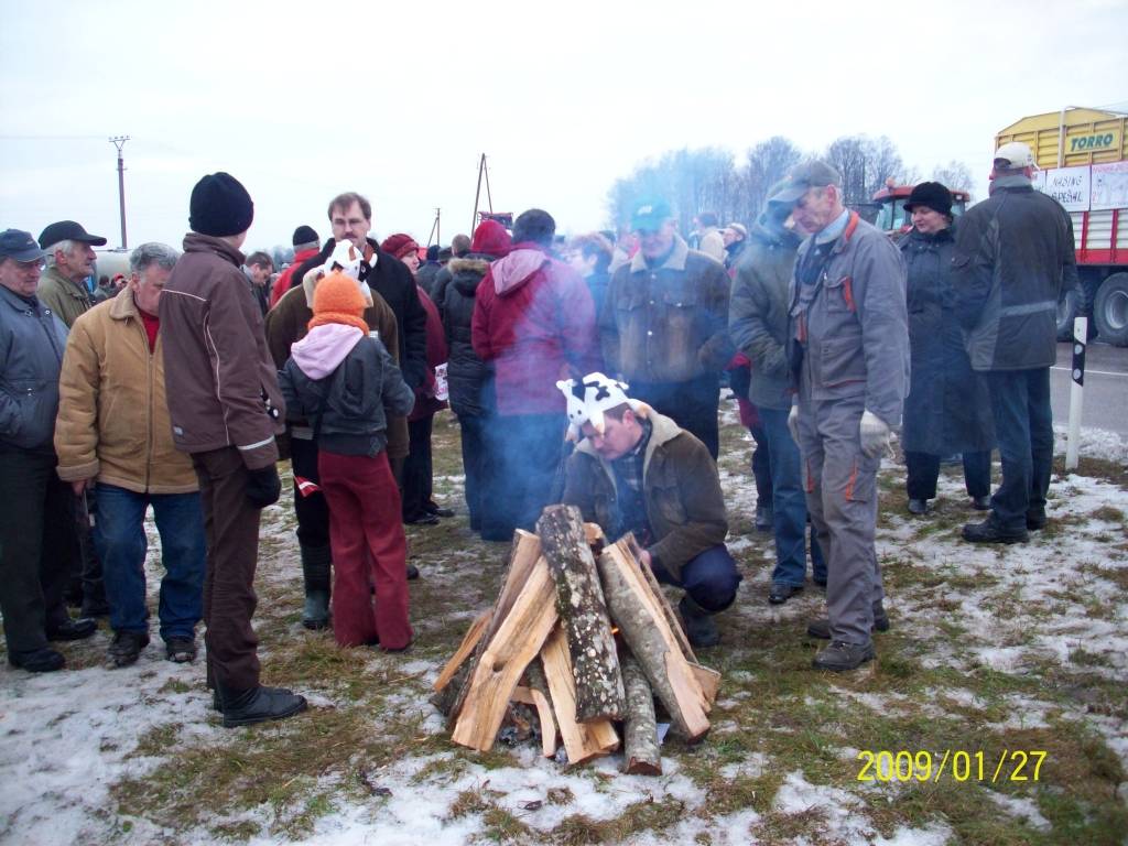Jau rakstījām, ka vakar visā Latvijā tostarp Liepājas rajonā zemnieki rīkoja protesta akcijas par pašreizējo valdības politiku. Dažas liecības no protesta akcijas varat skatīt caur Agritas Šēnbergas fotoobjektīvu. 
Autors: Jānis Goldbergs