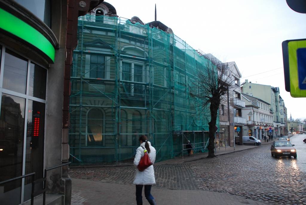 Ar ēkas rekonstrukciju, kas izpaužas kā pilnīga iekštelpu pārbūve, jumta konstrukciju pārlikšana, neskartas atstājot tikai sienas, nodarbojas AS 