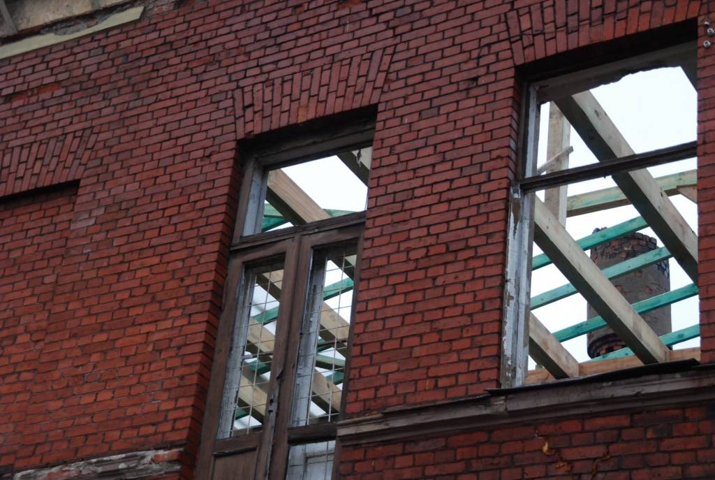 Ar ēkas rekonstrukciju, kas izpaužas kā pilnīga iekštelpu pārbūve, jumta konstrukciju pārlikšana, neskartas atstājot tikai sienas, nodarbojas AS "AGS projekts". Pirmās republikas laikā šajā namā bijusi kafejnīca. Tiek pieļauts, ka pēc...