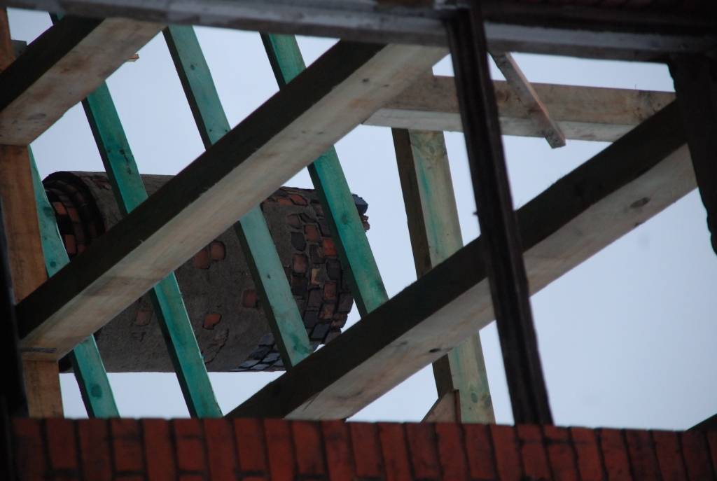 Ar ēkas rekonstrukciju, kas izpaužas kā pilnīga iekštelpu pārbūve, jumta konstrukciju pārlikšana, neskartas atstājot tikai sienas, nodarbojas AS "AGS projekts". Pirmās republikas laikā šajā namā bijusi kafejnīca. Tiek pieļauts, ka pēc...