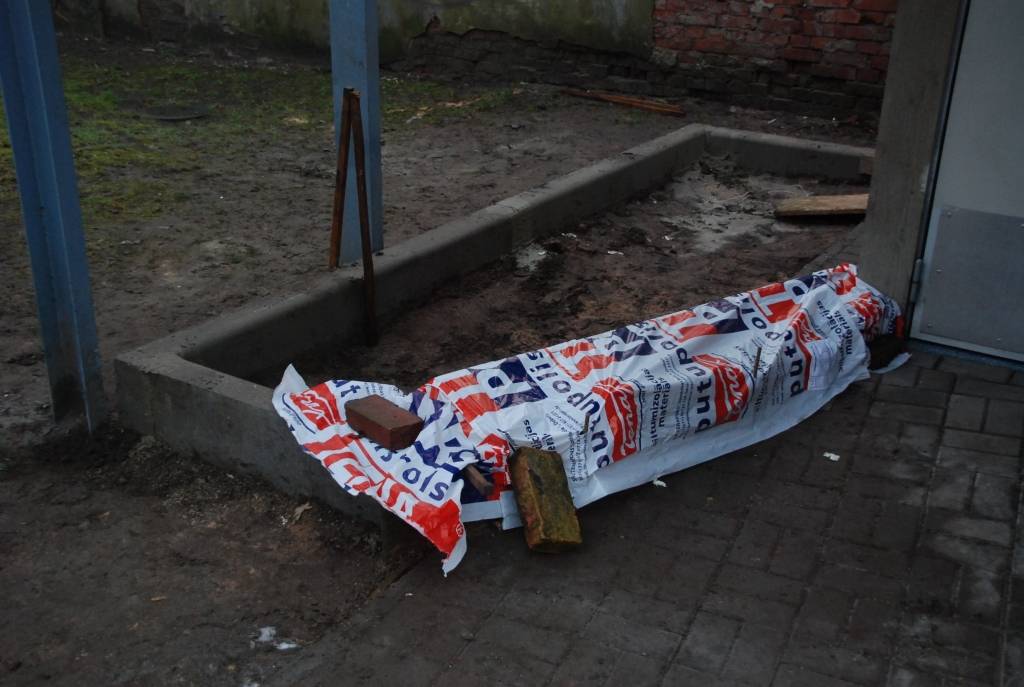 Liepājas centra maksas tualetei atkal būs kasieris, kuram tagad tiek izbūvēta darba telpa. Pieredze liecina, ka cilvēki posta un lauž tualetes, ja neredz tuvumā darbinieku, kas viņiem varētu aizrādīt, stāsta "Komunālās pārvaldes" komunālās...
Autors: Ilze Vainovska