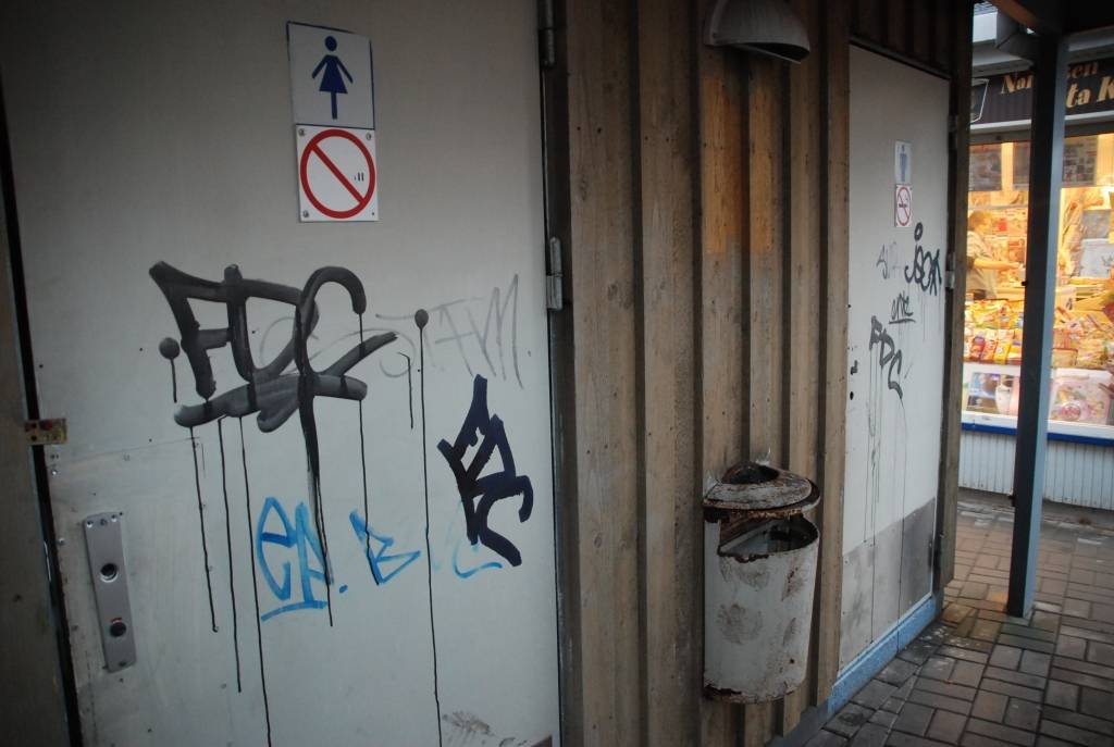 Liepājas centra maksas tualetei atkal būs kasieris, kuram tagad tiek izbūvēta darba telpa. Pieredze liecina, ka cilvēki posta un lauž tualetes, ja neredz tuvumā darbinieku, kas viņiem varētu aizrādīt, stāsta "Komunālās pārvaldes" komunālās...
Autors: Ilze Vainovska