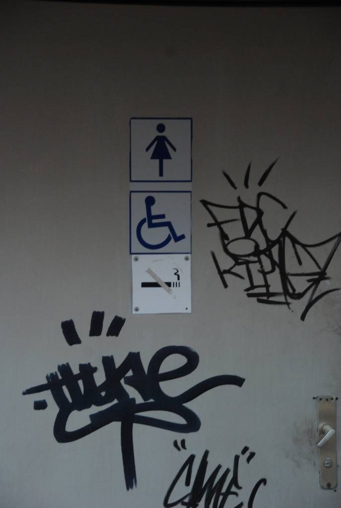 Liepājas centra maksas tualetei atkal būs kasieris, kuram tagad tiek izbūvēta darba telpa. Pieredze liecina, ka cilvēki posta un lauž tualetes, ja neredz tuvumā darbinieku, kas viņiem varētu aizrādīt, stāsta "Komunālās pārvaldes" komunālās...
Autors: Ilze Vainovska