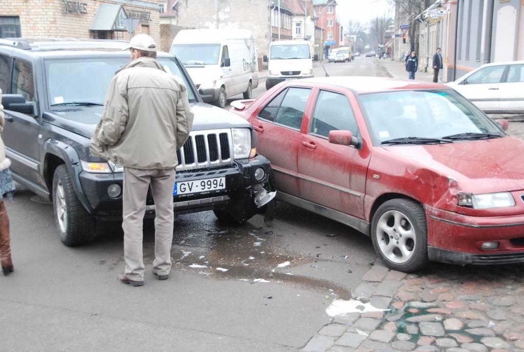 Šodien, 26. janvārī pēc pulksten 14 krustojumā pie viesnīcas "Kolumbs" notikusi divu automašīnu sadursme, kuru fiksējis portāla fotogrāfs. 