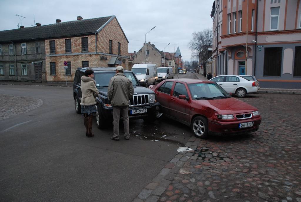 Šodien, 26. janvārī pēc pulksten 14 krustojumā pie viesnīcas "Kolumbs" notikusi divu automašīnu sadursme, kuru fiksējis portāla fotogrāfs. 