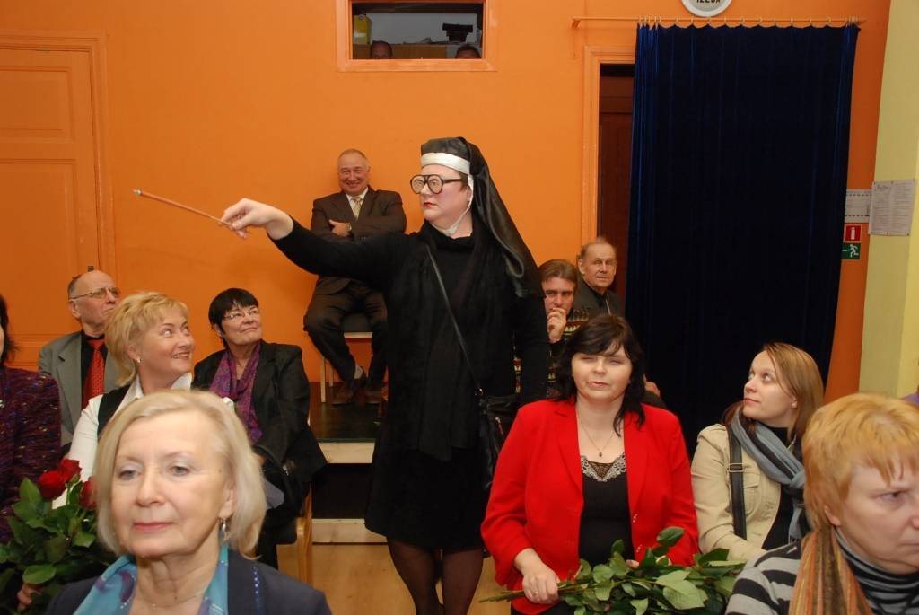 Liepājas Leļļu teātra jubileja 23. janvāra vakarā noslēdzās ar "Kāpostnieku", kurā bija gan apsveikumi, gan bijušo teātra darbinieku sumināšana. Vakarā suminājumus saņēma arī Leļļu teātra direktors Rihards Belte, kuram šonedēļ apritēja 60...
Autors: Uldis Dobelis