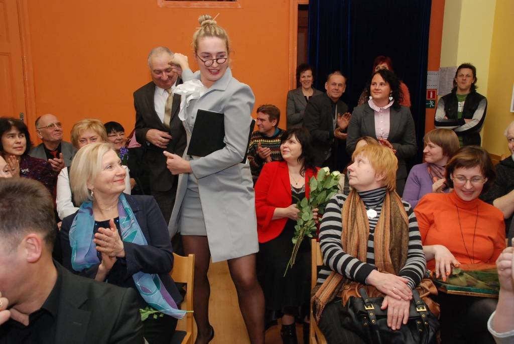 Liepājas Leļļu teātra jubileja 23. janvāra vakarā noslēdzās ar "Kāpostnieku", kurā bija gan apsveikumi, gan bijušo teātra darbinieku sumināšana. Vakarā suminājumus saņēma arī Leļļu teātra direktors Rihards Belte, kuram šonedēļ apritēja 60...
Autors: Uldis Dobelis