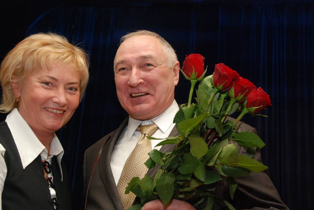 Liepājas Leļļu teātra jubileja 23. janvāra vakarā noslēdzās ar "Kāpostnieku", kurā bija gan apsveikumi, gan bijušo teātra darbinieku sumināšana. Vakarā suminājumus saņēma arī Leļļu teātra direktors Rihards Belte, kuram šonedēļ apritēja 60...
Autors: Uldis Dobelis