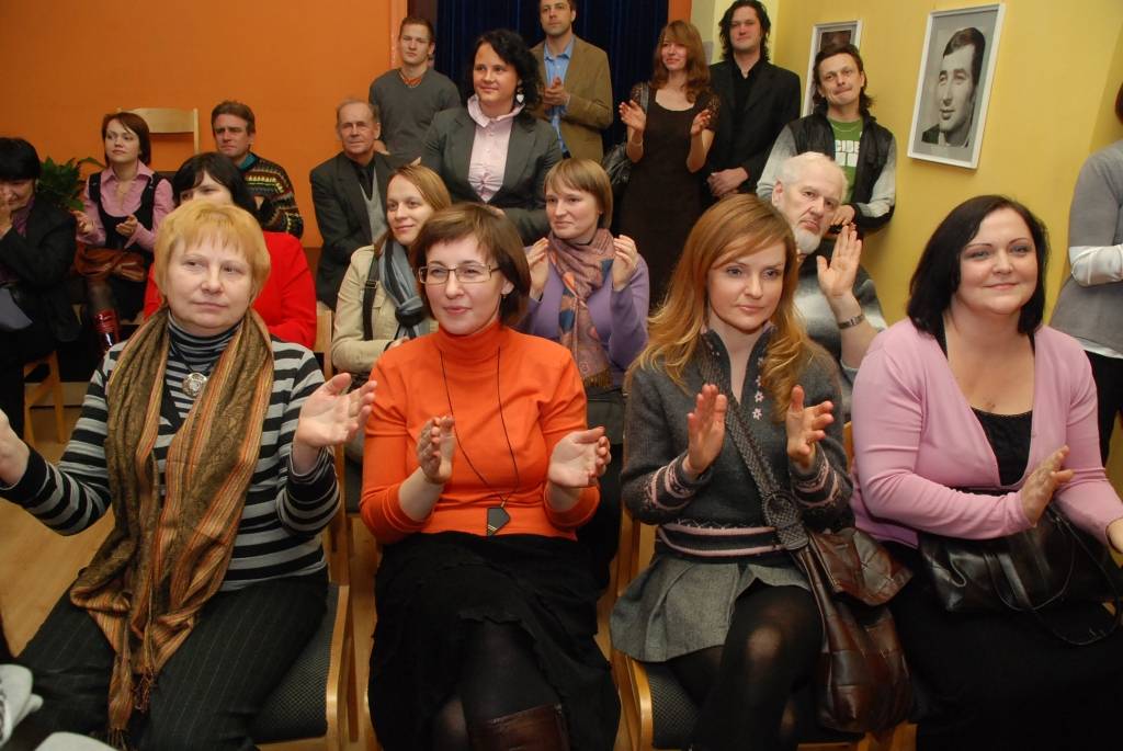 Liepājas Leļļu teātra jubileja 23. janvāra vakarā noslēdzās ar "Kāpostnieku", kurā bija gan apsveikumi, gan bijušo teātra darbinieku sumināšana. Vakarā suminājumus saņēma arī Leļļu teātra direktors Rihards Belte, kuram šonedēļ apritēja 60...
Autors: Uldis Dobelis