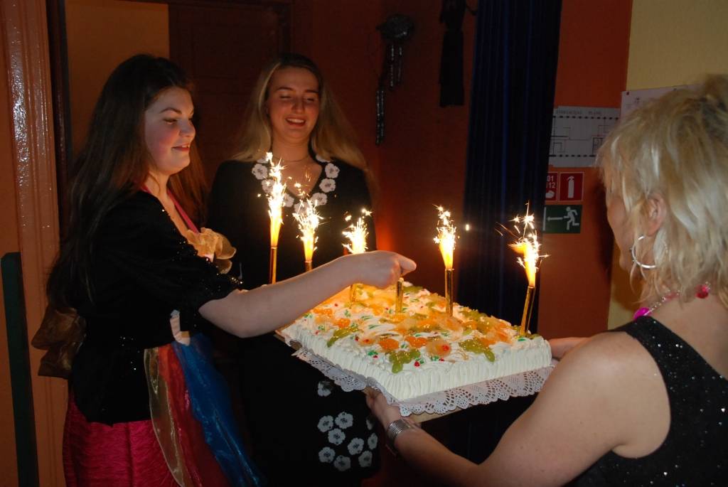 Liepājas Leļļu teātra jubileja 23. janvāra vakarā noslēdzās ar "Kāpostnieku", kurā bija gan apsveikumi, gan bijušo teātra darbinieku sumināšana. Vakarā suminājumus saņēma arī Leļļu teātra direktors Rihards Belte, kuram šonedēļ apritēja 60...
Autors: Uldis Dobelis