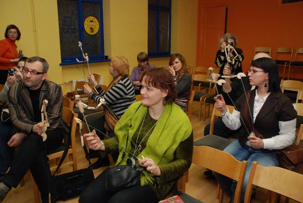 Liepājas Leļļu teātra aktieri savā divdesmit gadu jubilejas reizē apguva jaunas zināšanas un dalījās pieredzē ar kolēģiem.
Vakarā suminājumus saņēma ne tikai teātra kolektīvs, bet arī tā direktors Rihards Belte, kuram šonedēļ apritēja 60...
Autors: Sarmīte Štrausa