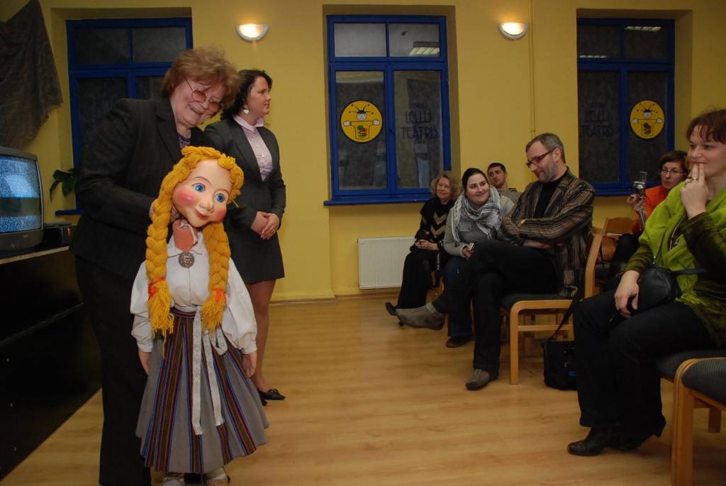 Liepājas Leļļu teātra aktieri savā divdesmit gadu jubilejas reizē apguva jaunas zināšanas un dalījās pieredzē ar kolēģiem.
Vakarā suminājumus saņēma ne tikai teātra kolektīvs, bet arī tā direktors Rihards Belte, kuram šonedēļ apritēja 60...
Autors: Sarmīte Štrausa