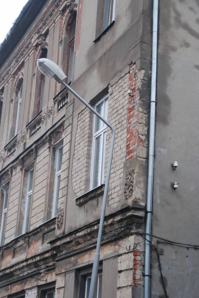 Liepājā ielu apgaismošanai šogad tērēs par 40 000 latu vairāk nekā pērn, vēstī SIA "Komunālā pārvalde" valdes priekšsēdētājs Ģirts Reinbergs. Pērn Liepājā ielu apgaismošanai tika iztērēti Ls 380 000, bet 2009.gadā paredzēts tērēt Ls 420...