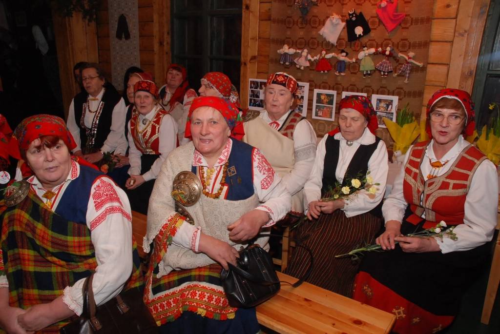 "Palīdzi man badu ciest. Es tev palīdzēšu medu ēst,” ar šādiem vārdiem folkloras kopa „Atštaukas” bija aicinājušas savus draugus, atbalstītājus un kaimiņus trešdienas vakarā ierasties ciemos. Svinību iemesls – folkloras kopa piekto gadu...
Autors: Anita Kantāne