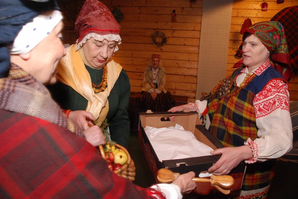 "Palīdzi man badu ciest. Es tev palīdzēšu medu ēst,” ar šādiem vārdiem folkloras kopa „Atštaukas” bija aicinājušas savus draugus, atbalstītājus un kaimiņus trešdienas vakarā ierasties ciemos. Svinību iemesls – folkloras kopa piekto gadu...
Autors: Anita Kantāne