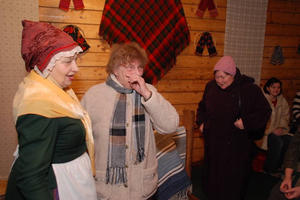 "Palīdzi man badu ciest. Es tev palīdzēšu medu ēst,” ar šādiem vārdiem folkloras kopa „Atštaukas” bija aicinājušas savus draugus, atbalstītājus un kaimiņus trešdienas vakarā ierasties ciemos. Svinību iemesls – folkloras kopa piekto gadu...
Autors: Anita Kantāne