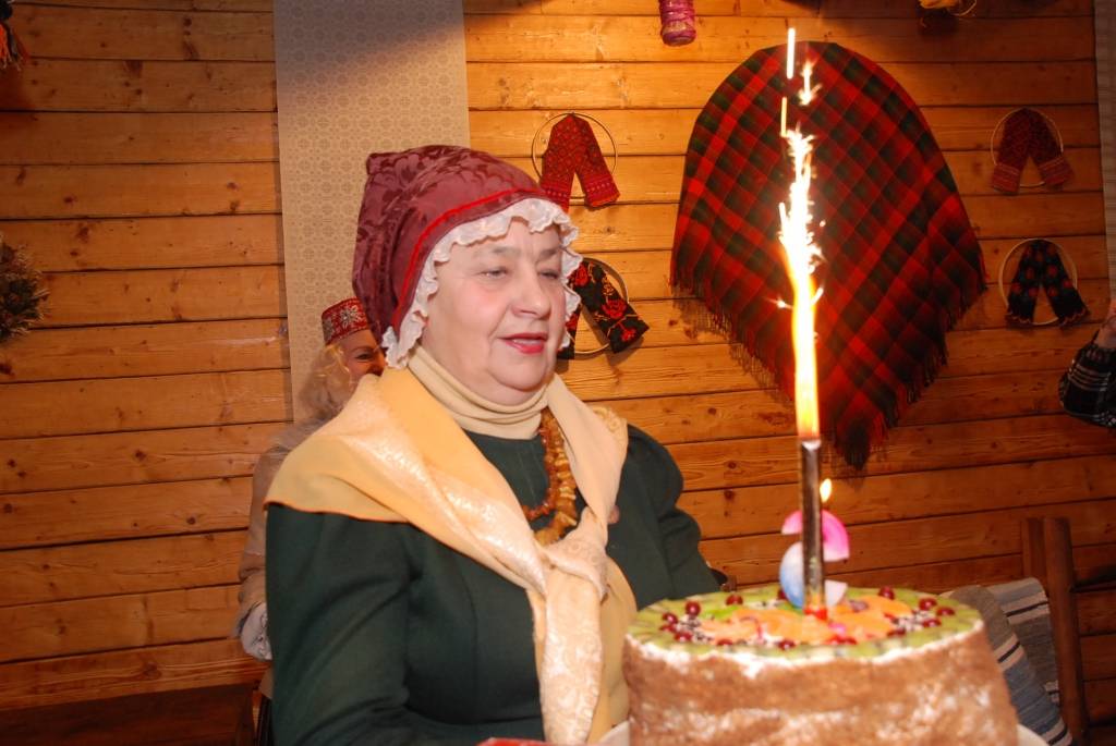 "Palīdzi man badu ciest. Es tev palīdzēšu medu ēst,” ar šādiem vārdiem folkloras kopa „Atštaukas” bija aicinājušas savus draugus, atbalstītājus un kaimiņus trešdienas vakarā ierasties ciemos. Svinību iemesls – folkloras kopa piekto gadu...
Autors: Anita Kantāne