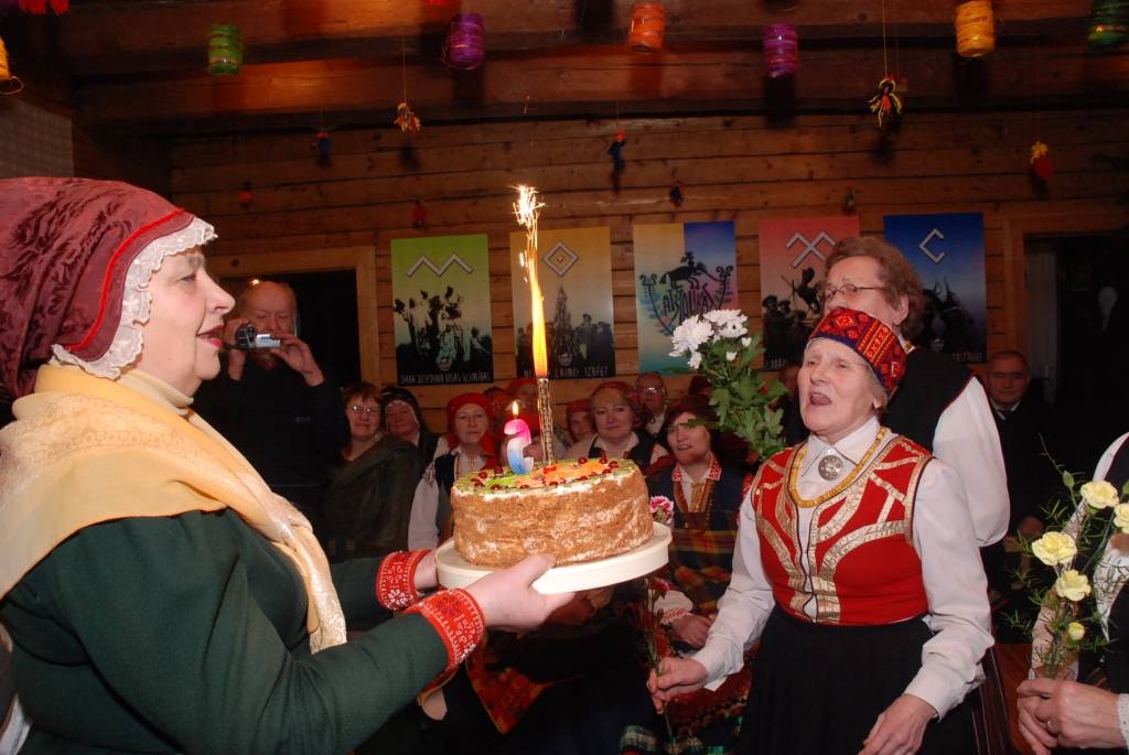 "Palīdzi man badu ciest. Es tev palīdzēšu medu ēst,” ar šādiem vārdiem folkloras kopa „Atštaukas” bija aicinājušas savus draugus, atbalstītājus un kaimiņus trešdienas vakarā ierasties ciemos. Svinību iemesls – folkloras kopa piekto gadu...
Autors: Anita Kantāne