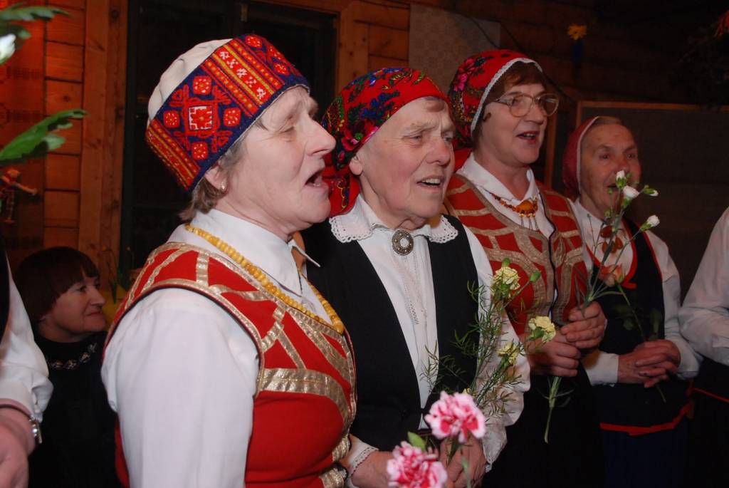 "Palīdzi man badu ciest. Es tev palīdzēšu medu ēst,” ar šādiem vārdiem folkloras kopa „Atštaukas” bija aicinājušas savus draugus, atbalstītājus un kaimiņus trešdienas vakarā ierasties ciemos. Svinību iemesls – folkloras kopa piekto gadu...
Autors: Anita Kantāne